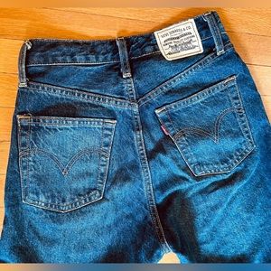 Levi’s Ribcage straight leg- Dark wash SIZE 26 jeans